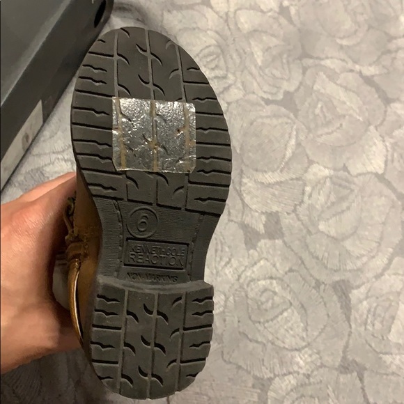 Size 6 toddler Kenneth Cole Reaction brown boots - Picture 2 of 3